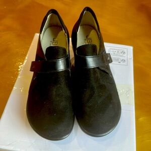 J B U By Jambu with memory foam black espandtilles in great condition.